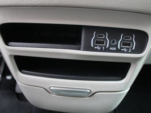 Used 2024 Chrysler Pacifica Select image 36