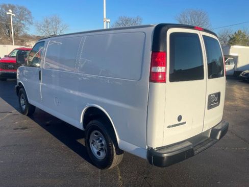 Used 2021 Chevrolet Express 2500 w/ Driver Convenience Package image 3