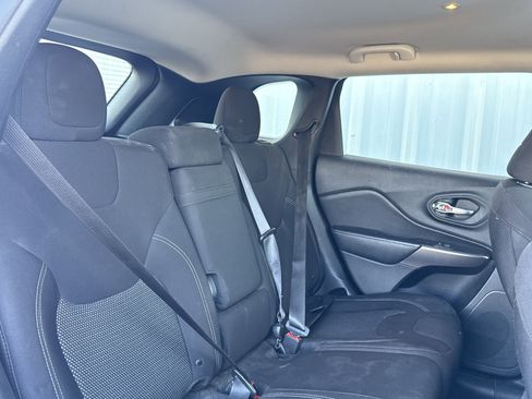 Used 2019 Jeep Cherokee Latitude w/ Popular Appearance Group image 28