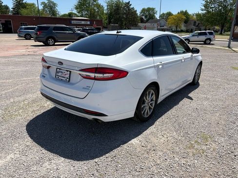 Used 2017 Ford Fusion SE w/ Fusion SE Technology Package FWD image 3