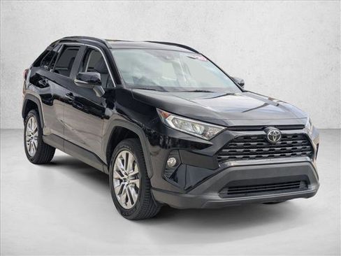 Used 2020 Toyota RAV4 XLE Premium image 3
