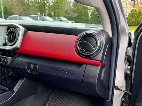 Used 2022 Toyota Tacoma SR5 AWD/4WD image 13