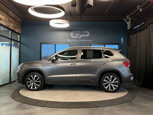 Used 2024 Volkswagen Taos SE w/ MDO Package FWD image 6