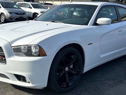 Used 2014 Dodge Charger SXT RWD image 2