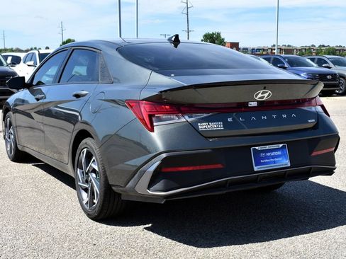 Used 2025 Hyundai Elantra SEL w/ Cargo Package FWD image 4