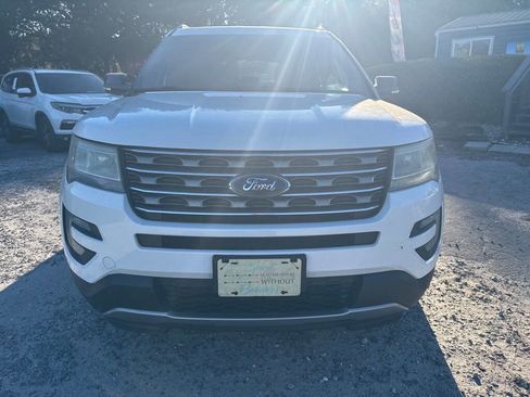 Used 2016 Ford Explorer XLT AWD/4WD image 2