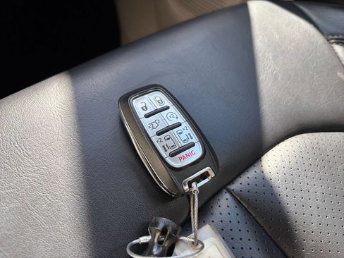 Used 2023 Chrysler Pacifica Touring-L FWD image 27