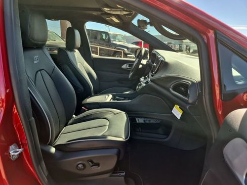 New 2025 Chrysler Pacifica Limited w/ Trailer Tow Group image 31