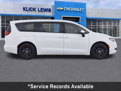Used 2022 Chrysler Voyager LX FWD image 9