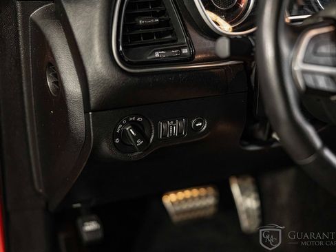 Used 2015 Dodge Challenger SRT image 19