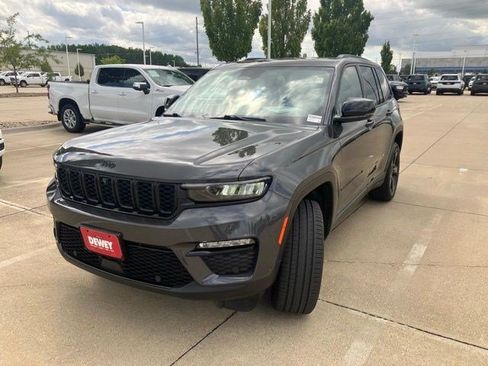 Used 2023 Jeep Grand Cherokee Limited w/ Luxury Tech Group II AWD/4WD image 5
