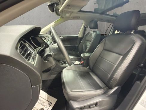Used 2020 Volkswagen Tiguan SE w/ Panoramic Sunroof Package image 10
