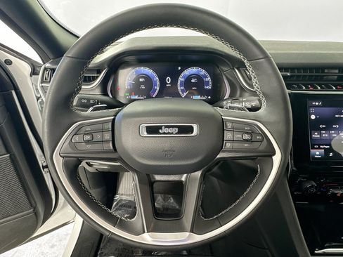 Used 2023 Jeep Grand Cherokee Altitude AWD/4WD image 11