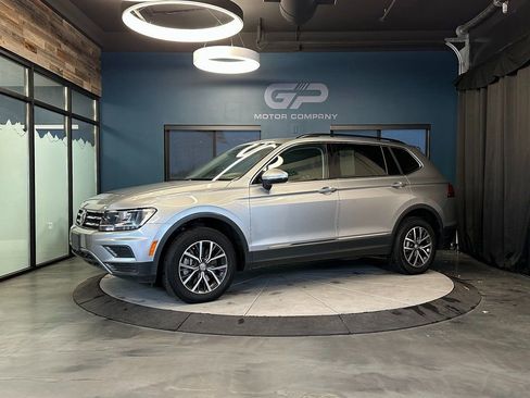 Used 2020 Volkswagen Tiguan SE w/ Panoramic Sunroof Package image 7