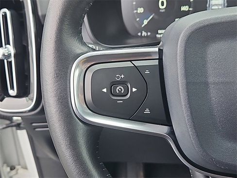 Used 2020 Volvo XC40 T5 Momentum w/ Protection Package Premier image 26