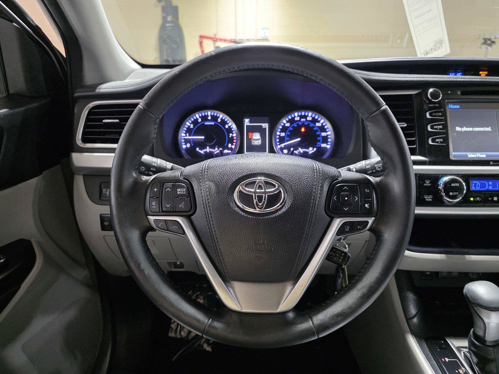 Used 2017 Toyota Highlander Plus FWD image 30