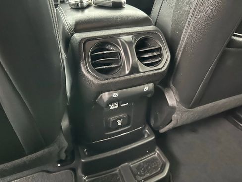 Used 2018 Jeep Wrangler Unlimited Sahara image 22