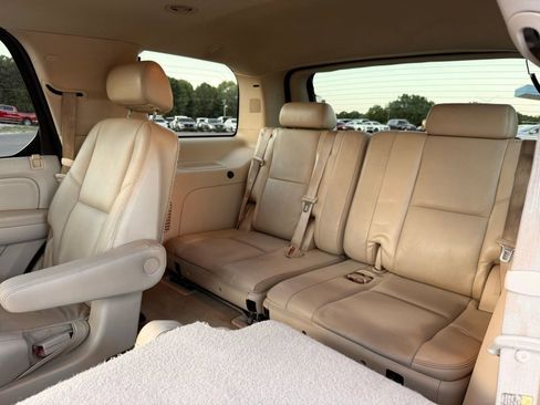 Used 2007 Cadillac Escalade AWD w/ Information Package image 23