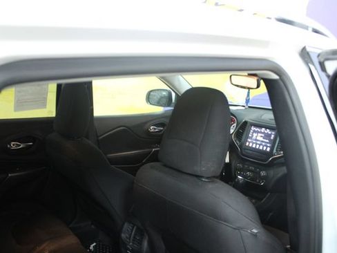 Used 2019 Jeep Cherokee Latitude w/ Cold Weather Group FWD image 10
