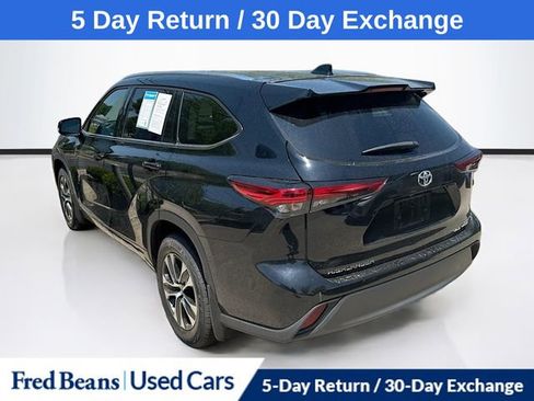 Used 2021 Toyota Highlander XLE AWD/4WD image 6