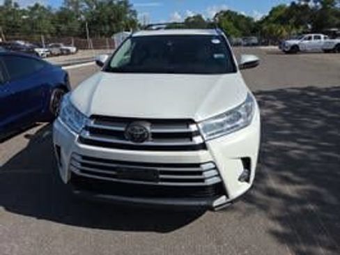 Used 2017 Toyota Highlander XLE AWD/4WD image 3