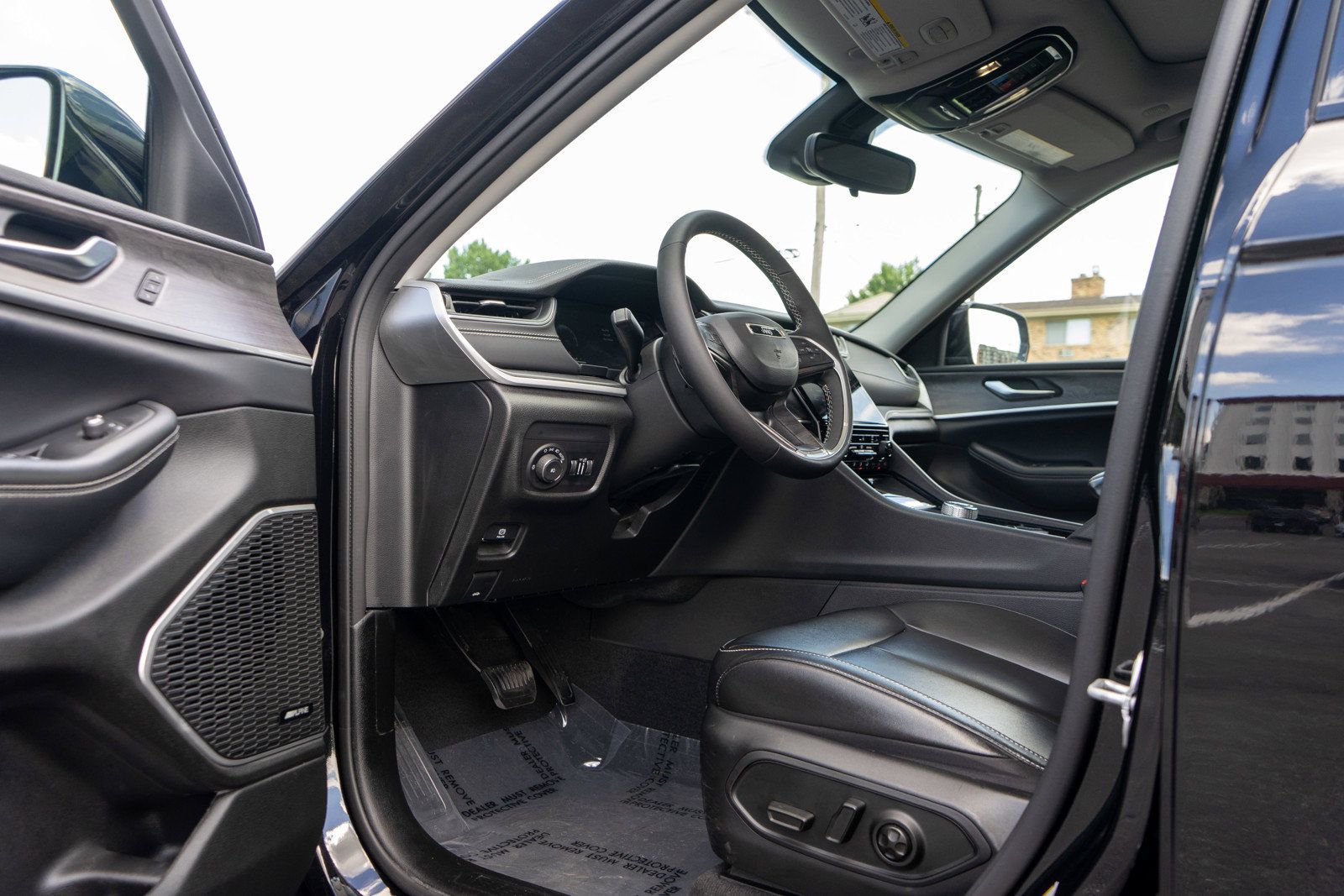 Used 2023 Jeep Grand Cherokee Limited AWD/4WD image 14