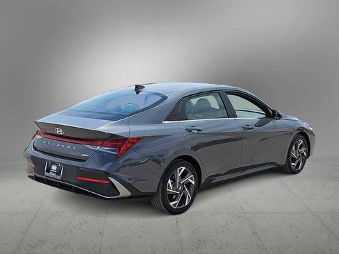 Certified 2025 Hyundai Elantra Limited FWD image 8