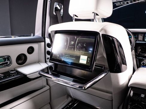 Used 2022 Rolls-Royce Phantom Sedan w/ The Phantom Package RWD image 57