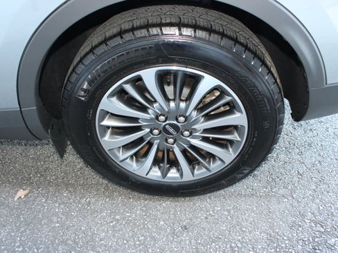 Used 2022 Lincoln Nautilus AWD w/ Premium Package image 11