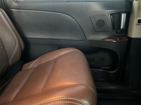 Used 2018 Toyota Sienna Limited image 20