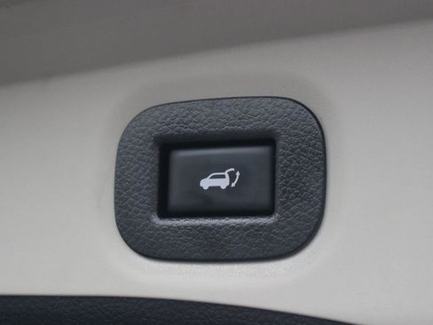 Used 2018 Nissan Rogue SV image 12