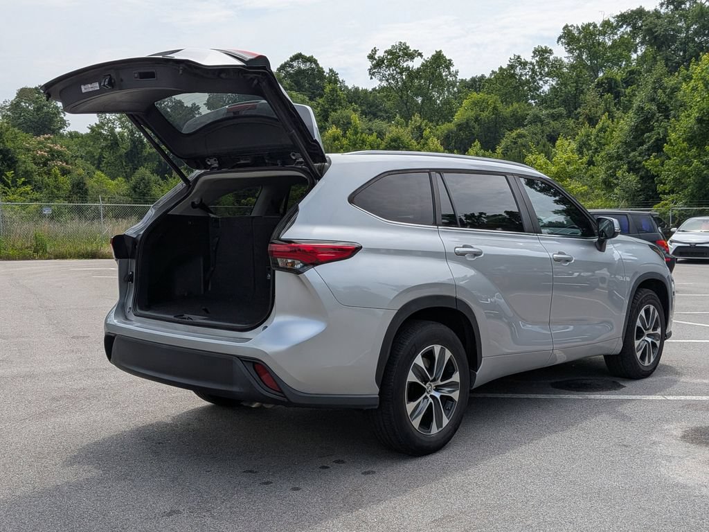Used 2023 Toyota Highlander XLE FWD image 4
