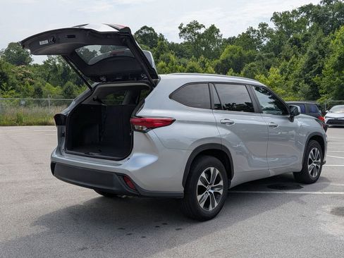 Used 2023 Toyota Highlander XLE FWD image 4