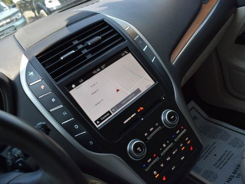 Used 2019 Lincoln MKC Select w/ Select Plus Package FWD image 18