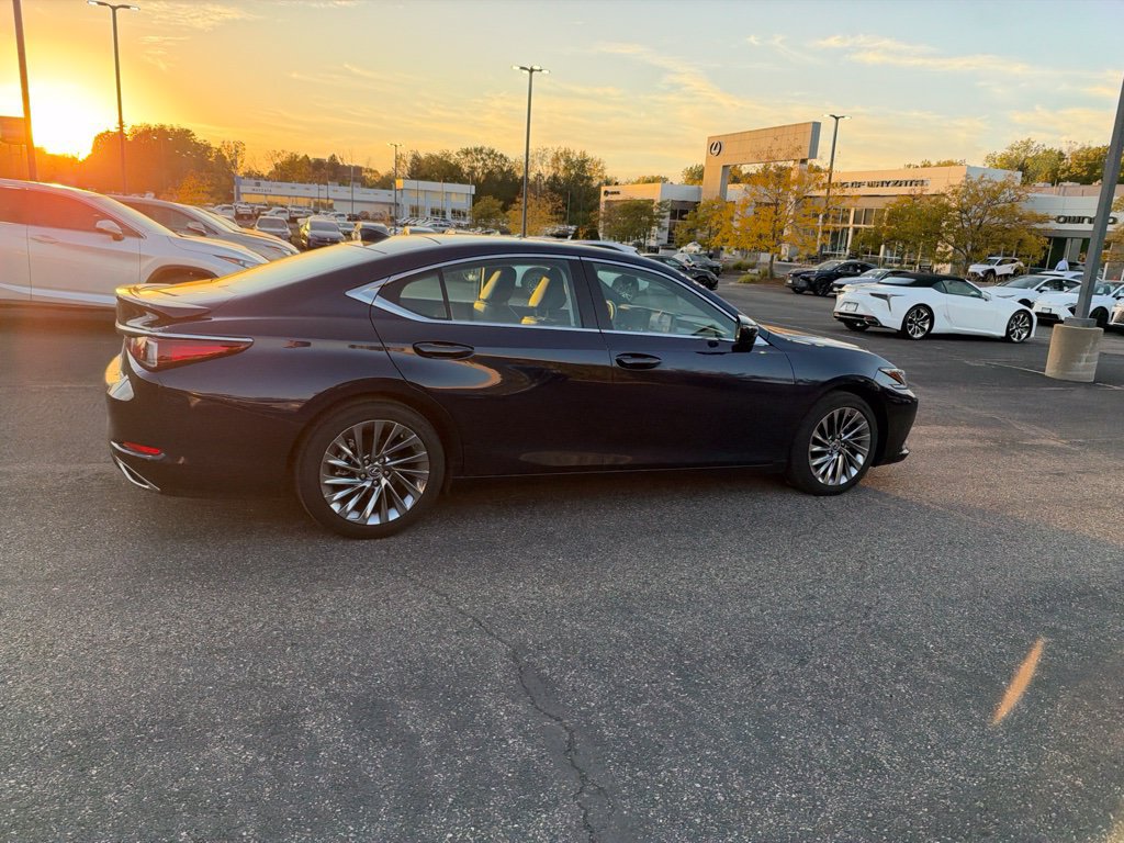 Used 2025 Lexus ES 350 w/ Luxury Package FWD image 17
