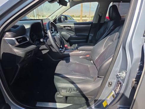 Used 2021 Toyota Highlander Platinum FWD image 12
