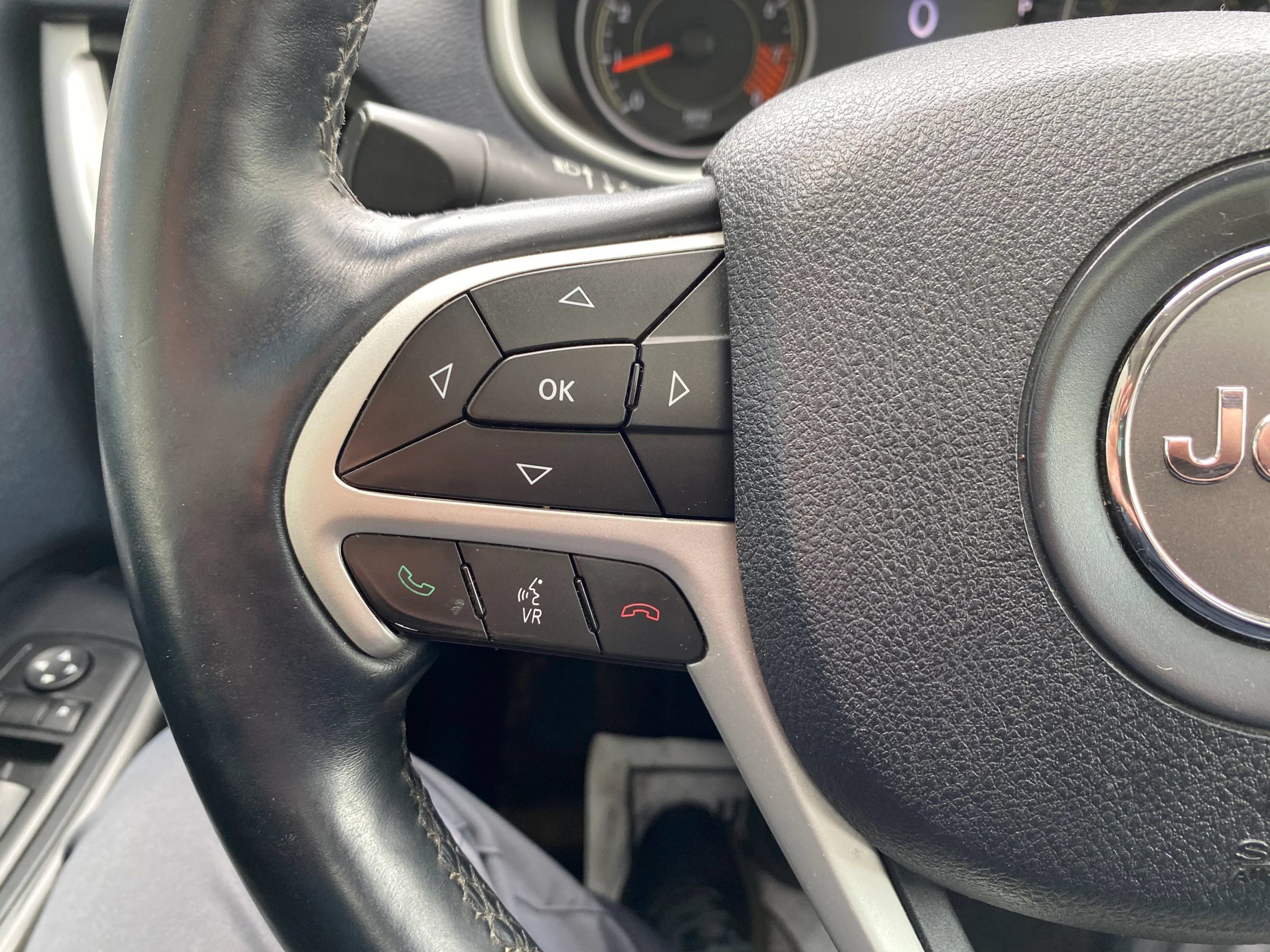Used 2015 Jeep Cherokee Limited w/ Luxury Group AWD/4WD image 15