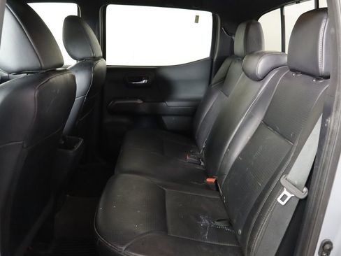 Used 2018 Toyota Tacoma TRD Off-Road AWD/4WD image 17