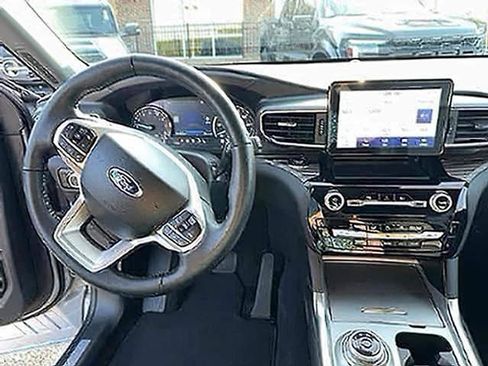 Used 2023 Ford Explorer Limited AWD/4WD image 18