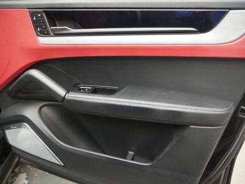 Certified 2026 Porsche Cayenne Coupe image 18