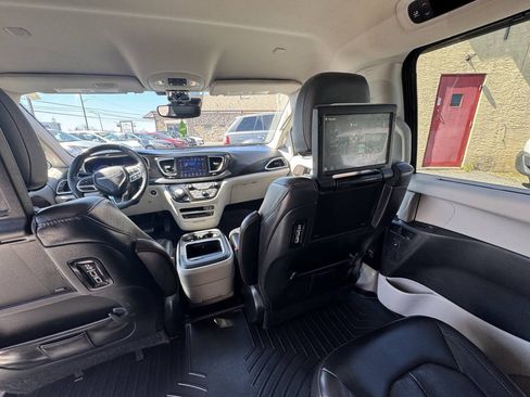 Used 2017 Chrysler Pacifica Touring-L Plus w/ Advanced Safetytec Group FWD image 19