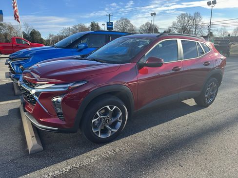 Used 2025 Chevrolet Trax LT w/ Sunroof Package image 3