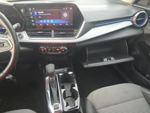 Used 2025 Chevrolet Trax LT w/ LT Convenience Package FWD image 11