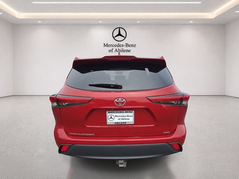Used 2021 Toyota Highlander XLE FWD image 6