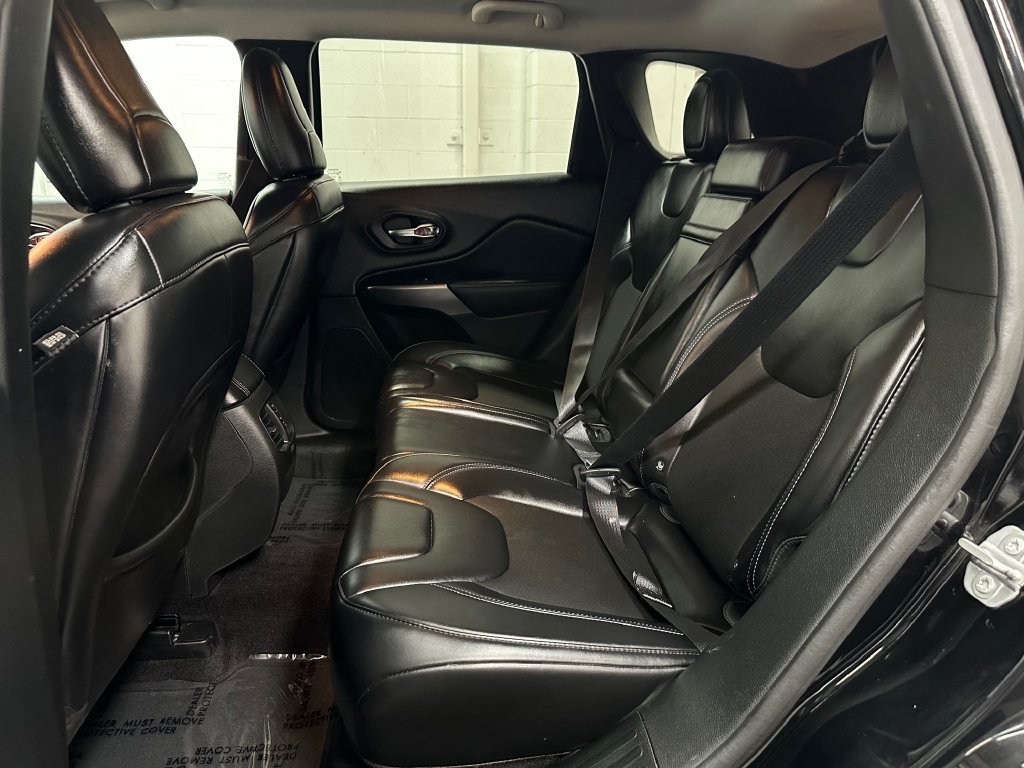 Used 2019 Jeep Cherokee Latitude Plus w/ Cold Weather Group AWD/4WD image 22