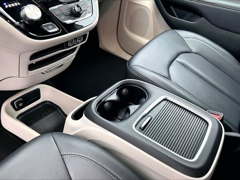 Used 2024 Chrysler Pacifica Touring-L image 17