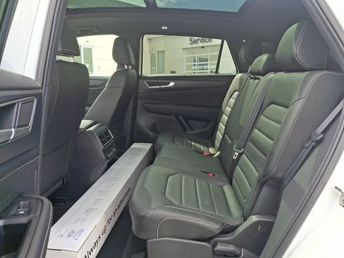 Used 2024 Volkswagen Atlas Cross Sport SEL R-Line AWD/4WD image 10