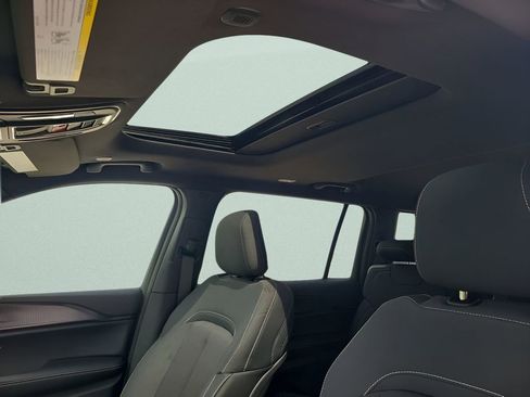 New 2025 Jeep Grand Cherokee L Laredo image 30