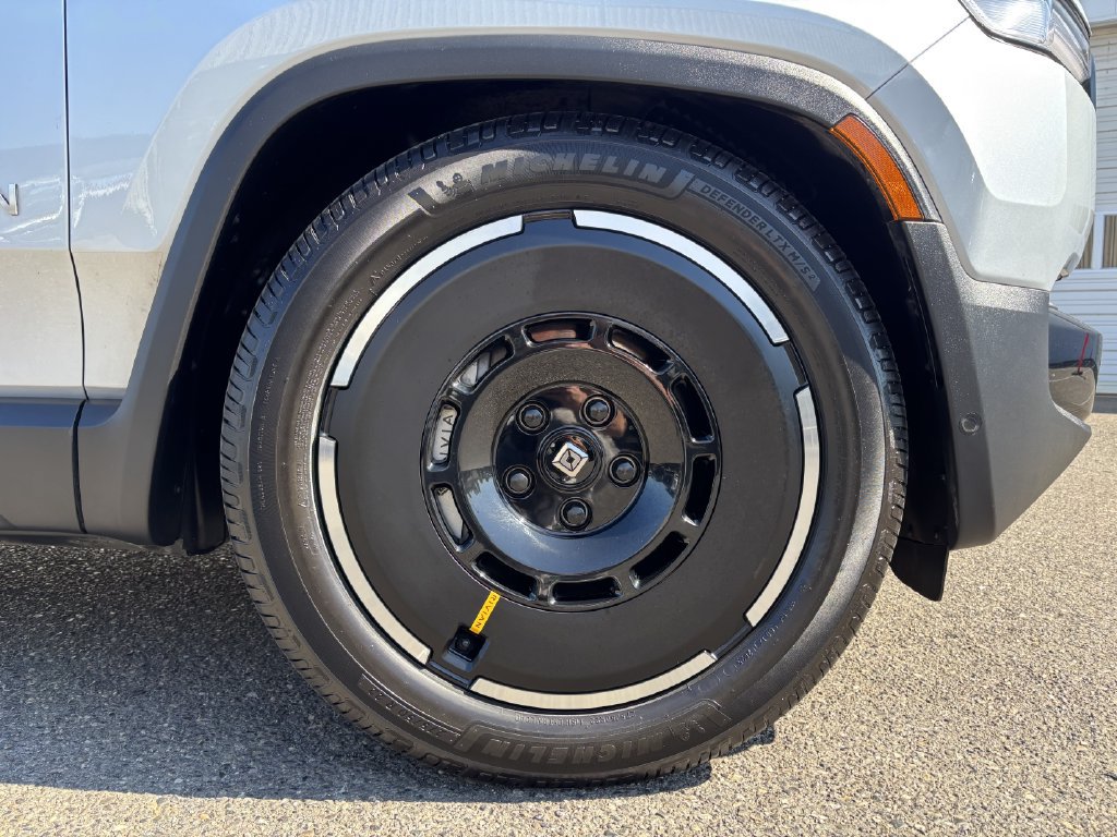 Used 2025 Rivian R1S Adventure Dual AWD/4WD image 9