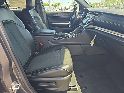 New 2025 Jeep Grand Cherokee Altitude image 5